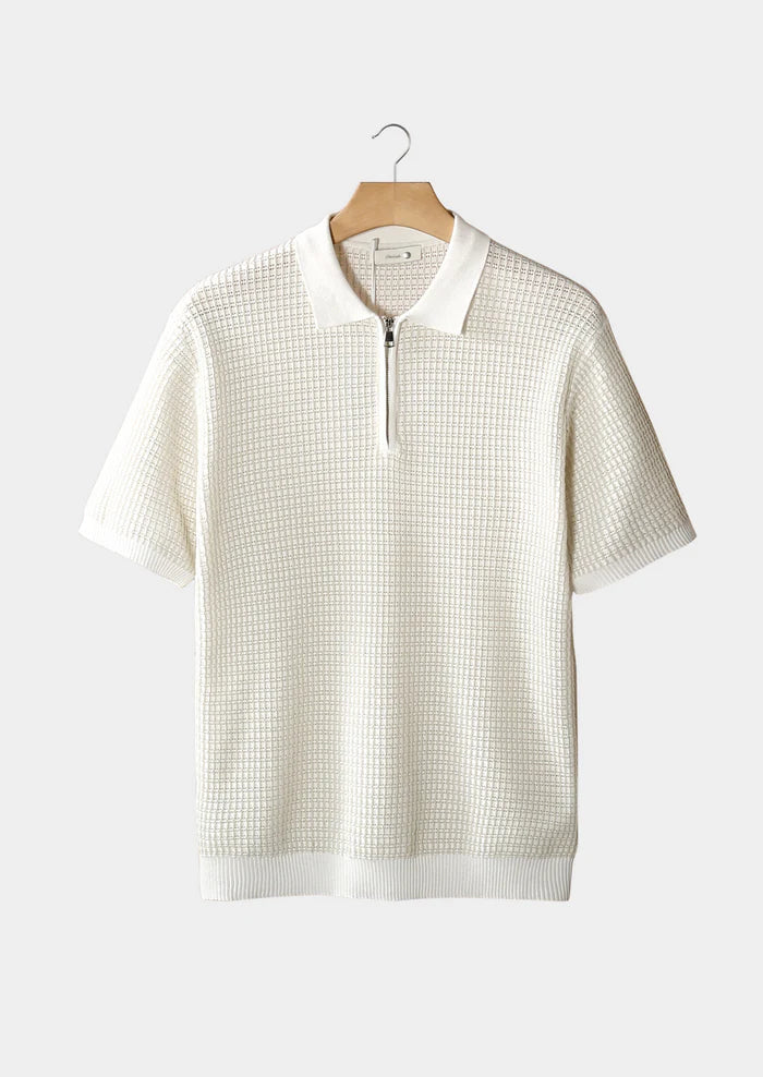 WITTE GEOMETRISCHE GETEXTUREERDE POLO MET RITS