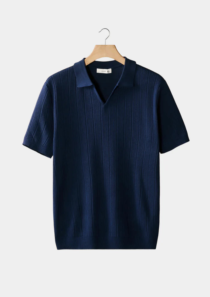 Marineblauwe geribbelde polo met open kraag